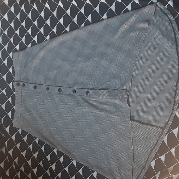 VERVE BLUE, BLACK /GRAY/ WHITE PLAID  BUTTON FRONT ASYMMETRICAL SKIRT. SIZE 6 - Picture 2 of 9